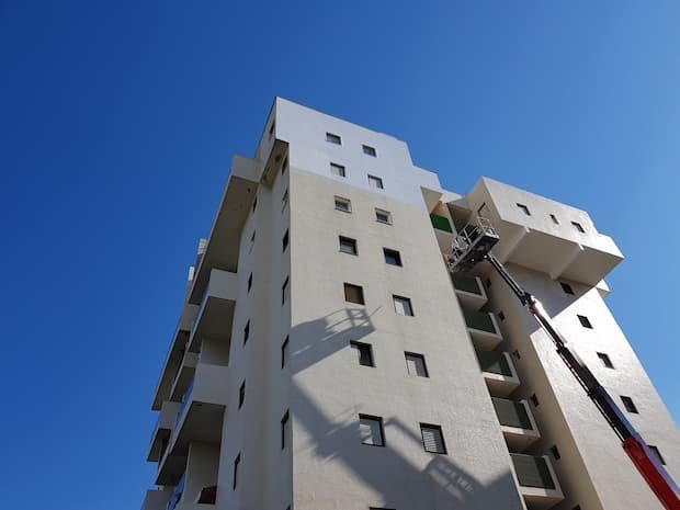 שיקום חזית בניין 12 קומות והסרת צו מבנה מסוכן בתל אביב
