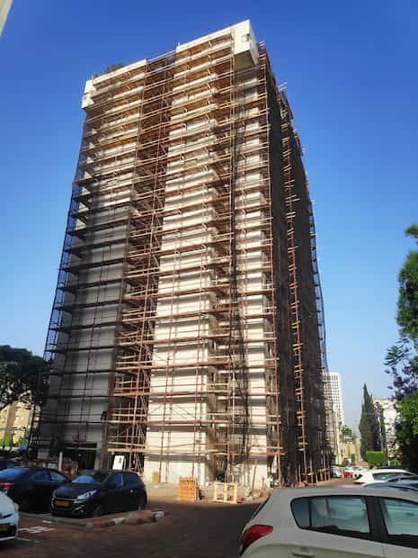 הסרת צו מבנה מסוכן בבניין 20 קומות עם פיגומים מלאים